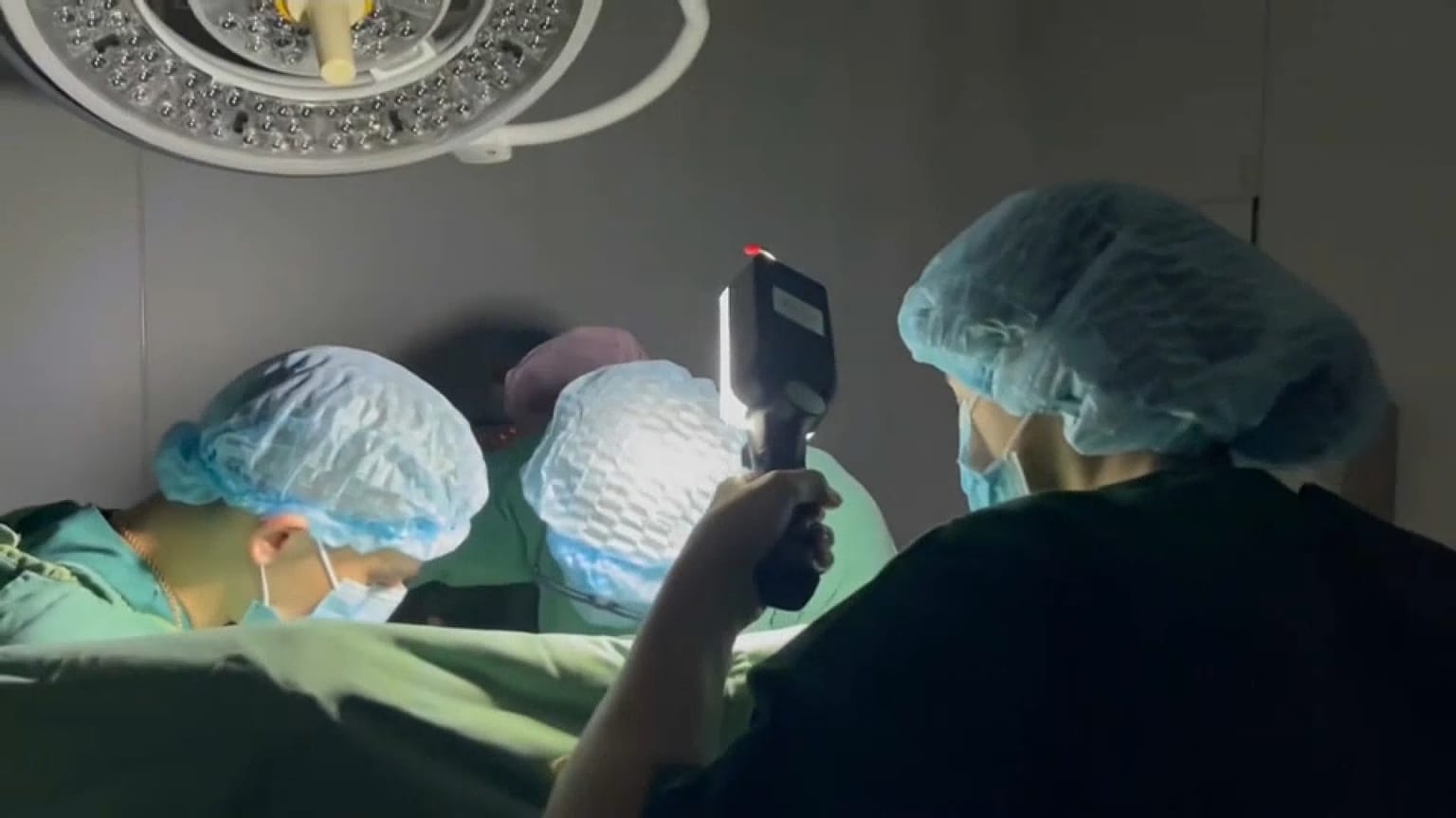 Opération chirurgical à Kyiv, éclarée par des lampes torches