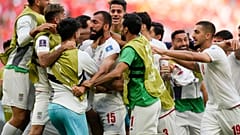 لاعبو المنتخب الإيراني يحتفلون بتسجيل الهدف الأول ضدّ ويلز 
