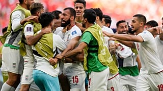 لاعبو المنتخب الإيراني يحتفلون بتسجيل الهدف الأول ضدّ ويلز 