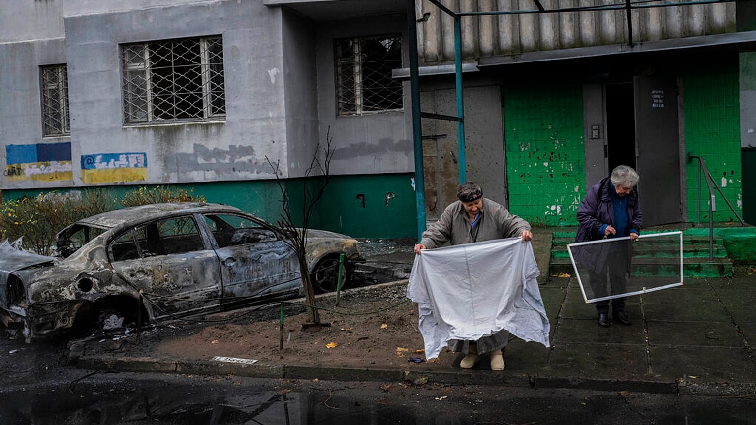 Residentes de Kherson, após ataque russo.