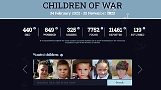 Ukrainische Eltern suchen nach ihren Kindern