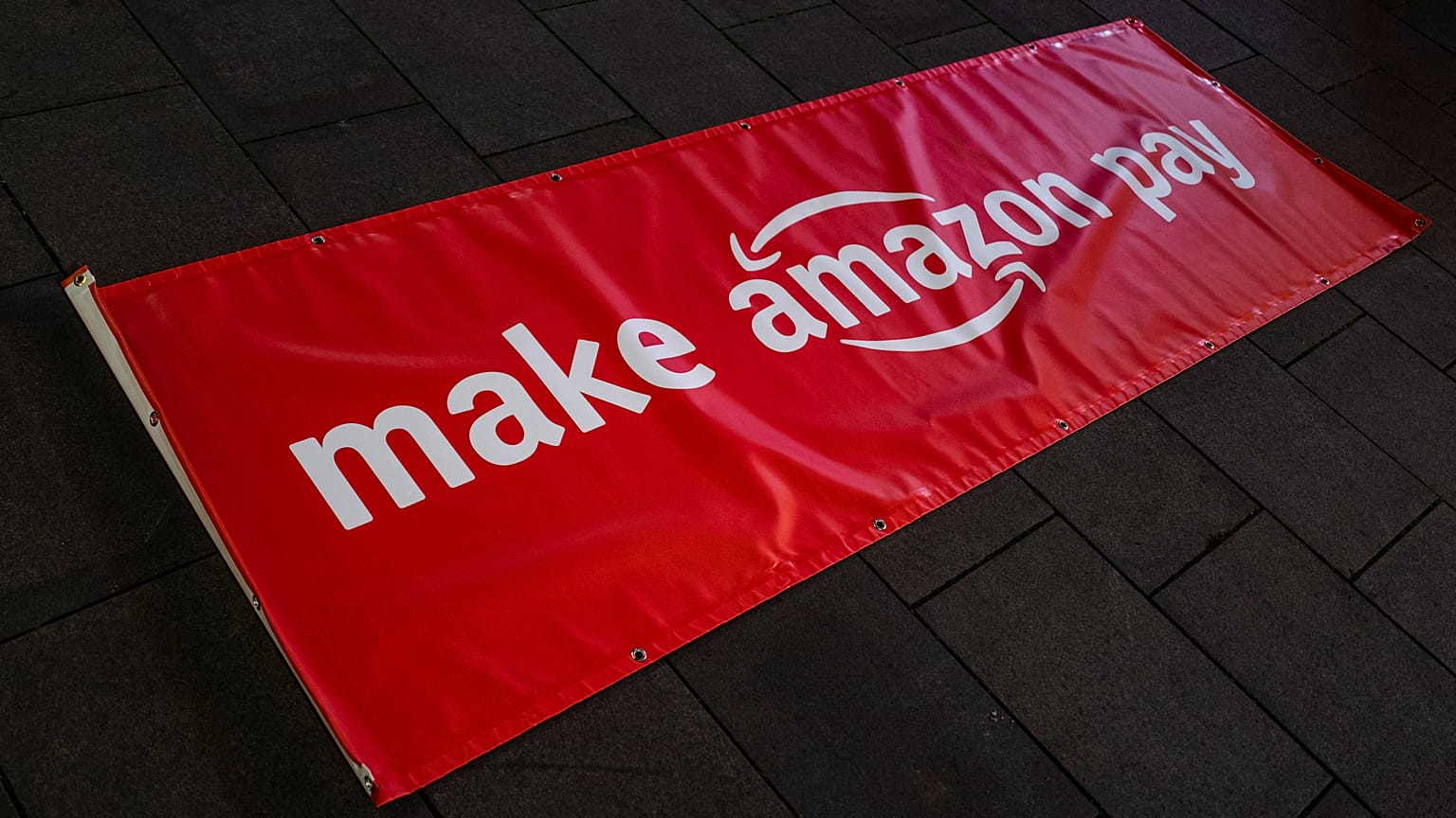 Bannière du collectif "Make Amazon Pay" (Faites payer Amazon) - 26.11.2021
