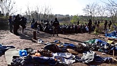 Serbische Grenzbeamte halten Migranten in der Nähe von Horgos fest