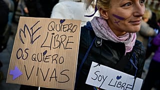 Imagen de archivo de una mujer en Pamplona durante las manifestaciones del 8 M.