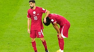 A katari Hassan Al-Haydos vigasztalja csapattársát, Akram Afifot
