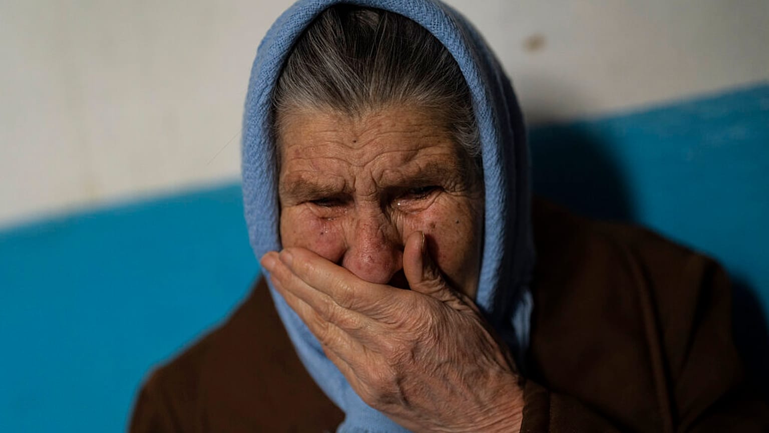 83-jährige Frau nach dem Angriff auf ihr Wohnhaus in Cherson in der Ukraine