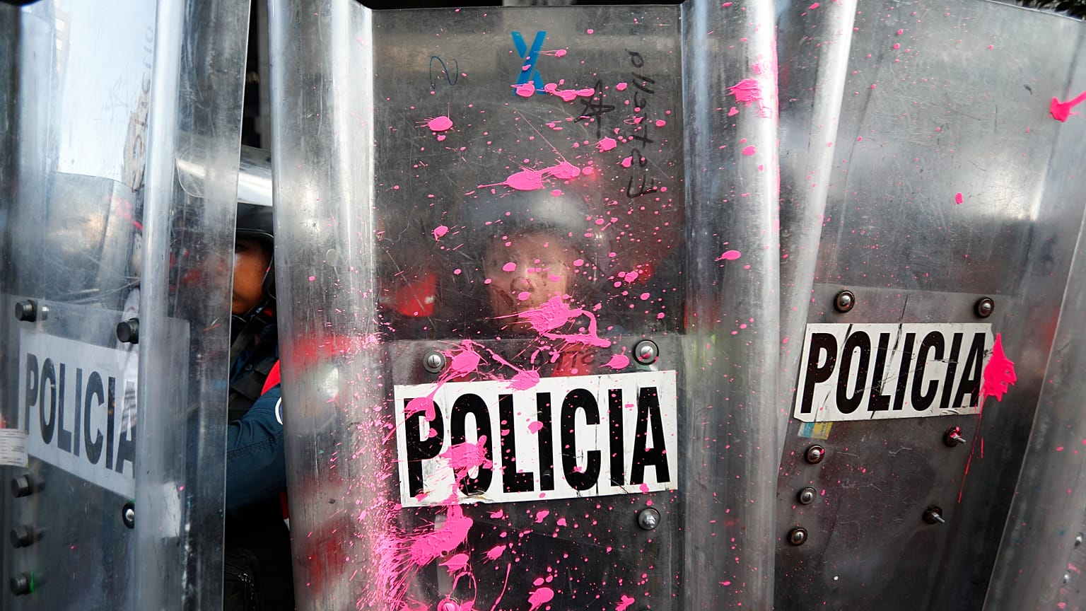 Una agente de policía durante una marcha para conmemorar el Día Internacional de la Eliminación de la Violencia contra la Mujer en la Ciudad de México, 25/22/2022