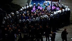 Группа активисток в окружении турецкой полиции в день борьбы за ликвидацию насилия в отношении женщин, Стамбул, 25 ноября 2022 года.