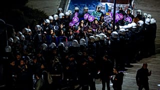 Группа активисток в окружении турецкой полиции в день борьбы за ликвидацию насилия в отношении женщин, Стамбул, 25 ноября 2022 года.