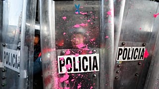 Una agente de policía durante una marcha para conmemorar el Día Internacional de la Eliminación de la Violencia contra la Mujer en la Ciudad de México, 25/22/2022