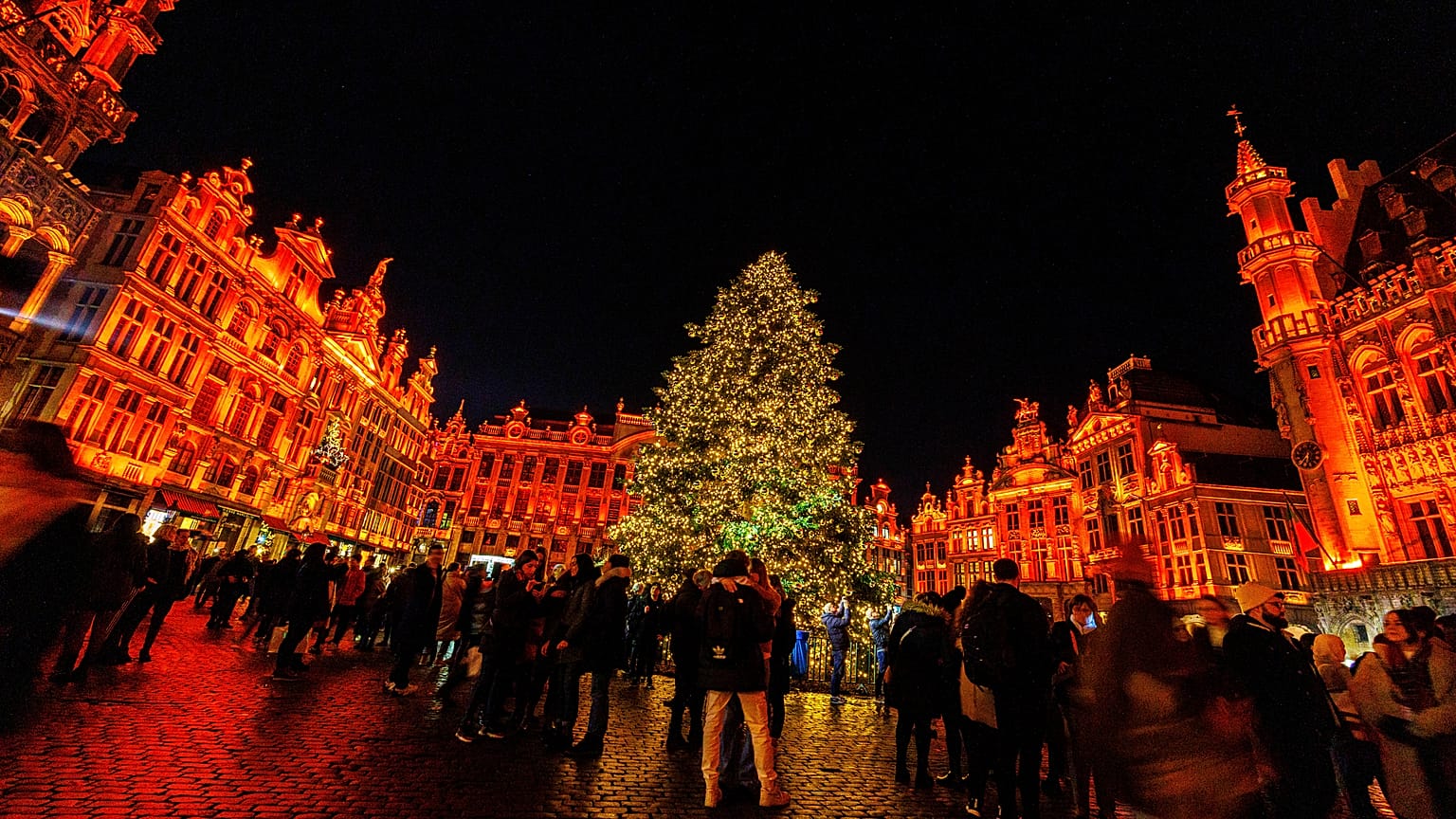Las Maravillas de Invierno iluminan la Grand Place de Bruselas