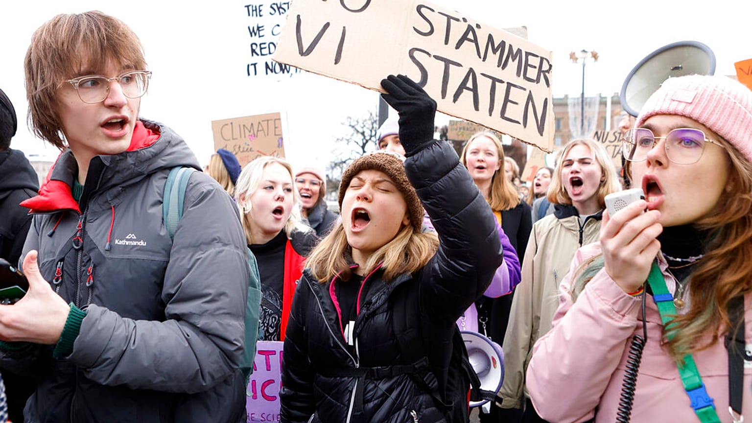 "Jetzt rechnen wir mit den Staaten ab", steht auf dem Schild Greta Thunbergs bei einem Protest in Stockholm am 25. November 2022.