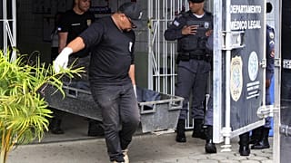 Le corps d'une victime de la fusillade sortie par les services d'urgence, Aracruz, Brésil, le 26 novembre 2022