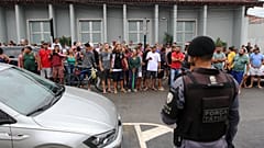 Exterior da esquadra da polícia onde estava a ser ouvido o suspeito