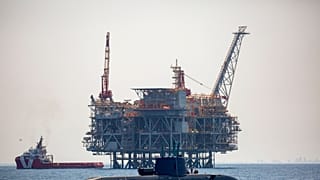 تظهر منصة نفطية في حقل ليفياثان الإسرائيلي للغاز الطبيعي من على متن السفينة الإسرائيلية "عزماوت" في البحر المتوسط، بتاريخ 1 سبتمبر 2021