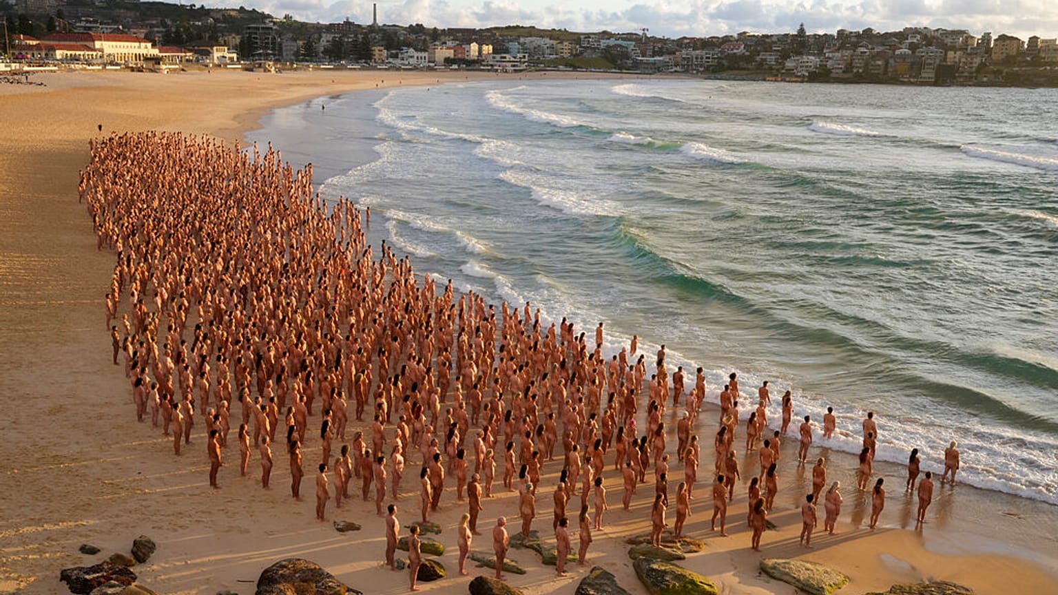 Nackte am Bondi Beach in Australien für Fotos von Spencer Tunick