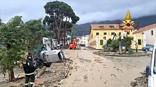 Iszap borítja az utcákat a sárlavina nyomán