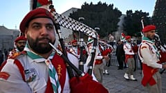 عروض الكشافة الفلسطينية خارج كنيسة المهد، مكان ميلاد المسيح في بيت لحم.  2022/11/26