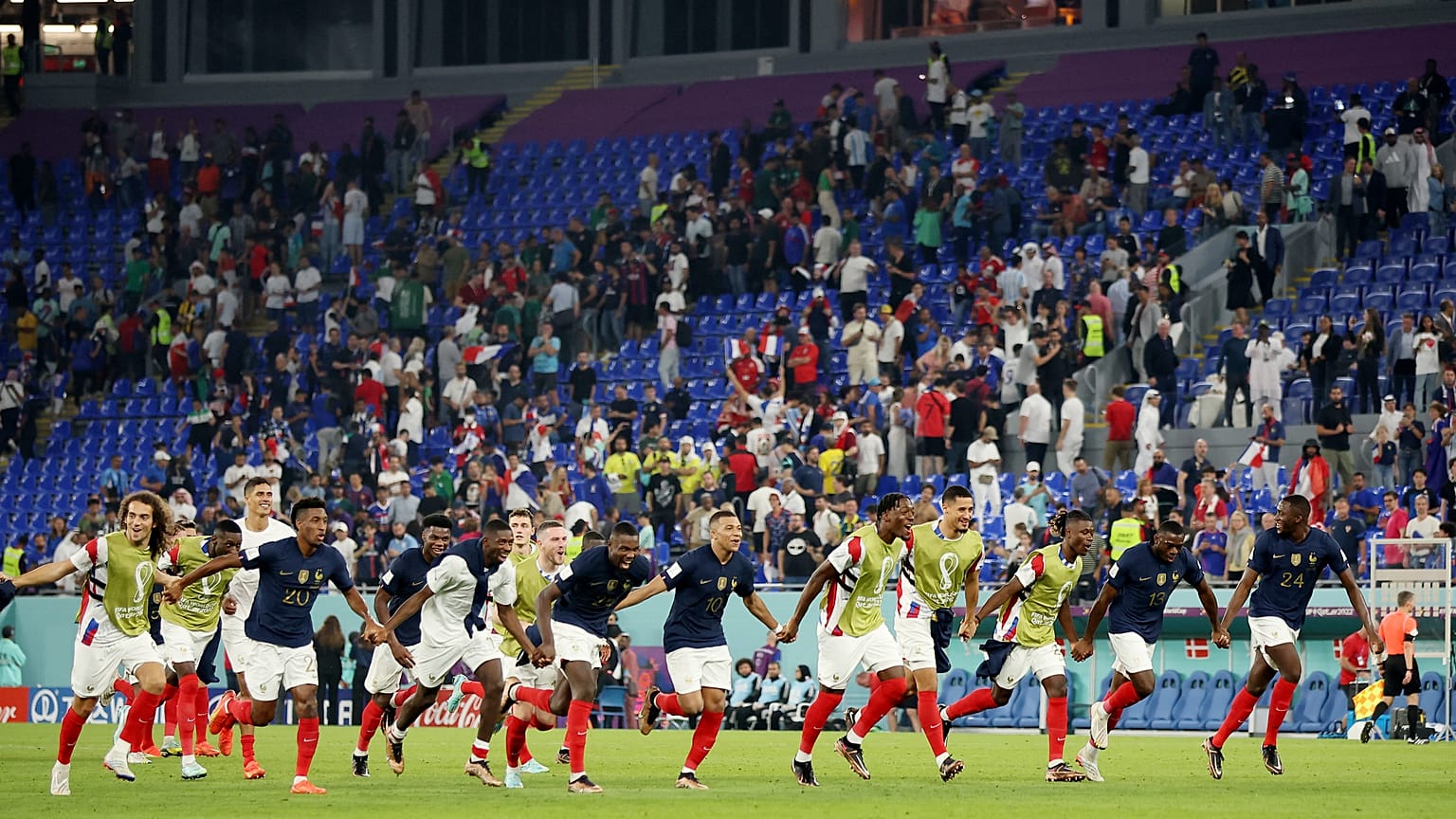 المنتخب الفرنسي يحتفل بتأهله لدور الـ16 في منافسات كأس العالم 2022 بقطر بعد الفوز على منتخب الدنمارك 2-1 في المجموعة الرابعة 