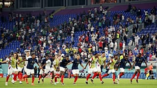 المنتخب الفرنسي يحتفل بتأهله لدور الـ16 في منافسات كأس العالم 2022 بقطر بعد الفوز على منتخب الدنمارك 2-1 في المجموعة الرابعة 