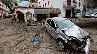 انزلاق التربة في جزيرة إيسكيا الايطالية 