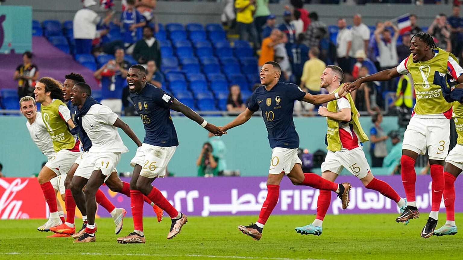 Mbappe dupla és francia továbbjutás