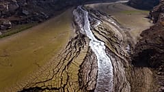 Der fast ausgetrocknete Fluss Ter in Katalonien in Spanien