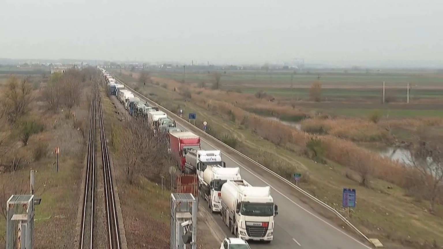 Los conductores dicen que se están quedando sin agua y comida y nadie puede decirles cuánto tiempo tendrán que esperar hasta cruzar la frontera.