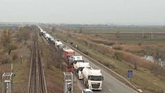 Los conductores dicen que se están quedando sin agua y comida y nadie puede decirles cuánto tiempo tendrán que esperar hasta cruzar la frontera.