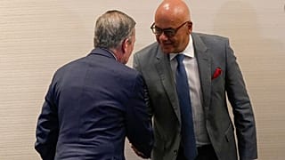 El presidente de la Asamblea Nacional de Venezuela, Jorge Rodríguez, a la derecha, y el delegado de la oposición venezolana, Gerardo Blyde Pérez, se dan la mano tras firmar un