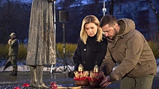 El presidente ucraniano Volodímir Zelenski y su esposa Olena rinden homenaje en un monumento a las víctimas del Holodomor, 26/11/2022