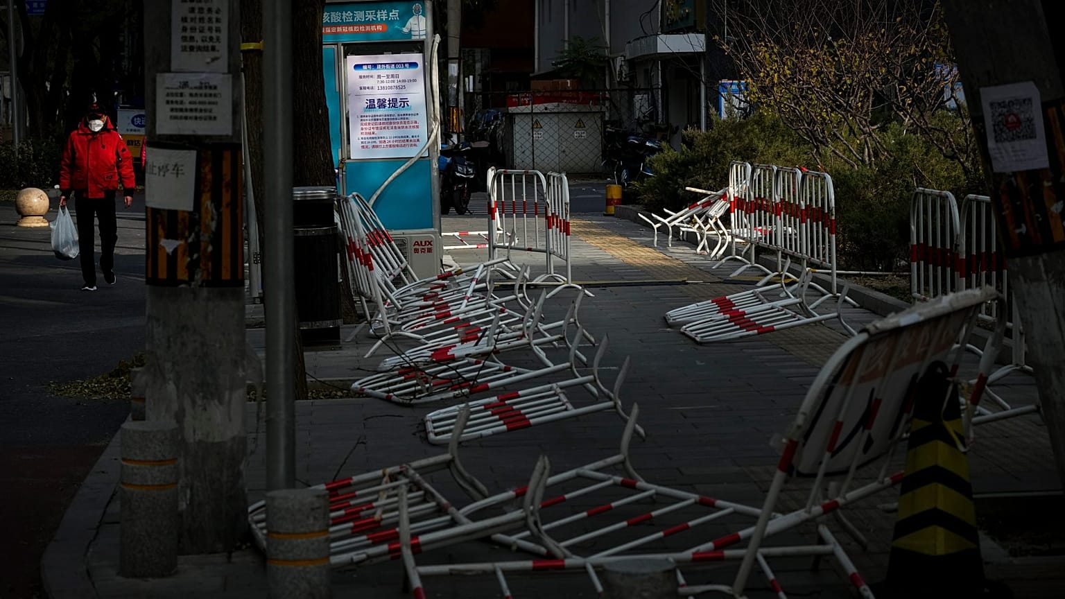 Pekin'de öfkeli halk güvenlik bariyerlerini yıktı