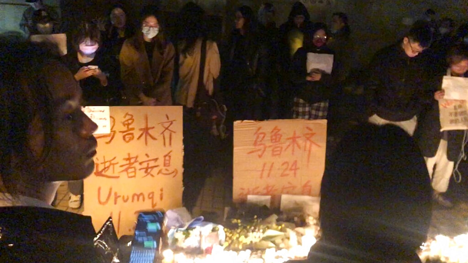 Vigilia en Shangái en memoria de los fallecidos en el incendio de Urumqi