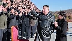 Kim Dzsong Un és lánya a ballisztikus rakéta fellövése után 