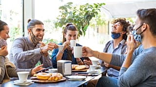 Bir grup iş arkadaşın restoranda buluşmaları