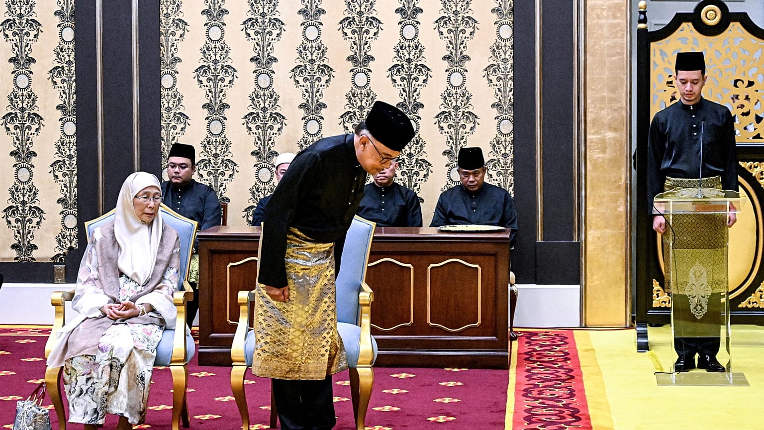 رئيس الوزراء الماليزي أنور إبراهيم قبل أدائه اليمين الدستورية في كوالالمبور يوم 24 نوفمبر تشرين الثاني 2022