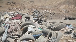 Montañas de ropa usada, neumáticos y coches cubren el desierto de Atacama.