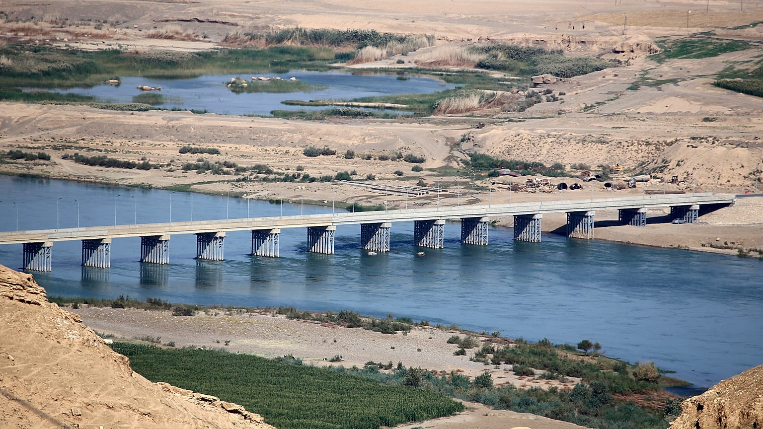 جسر على نهر دجلة بالقرب من موقع سد مكحول، في محافظة صلاح الدين شمال العراق. 2022/11/01