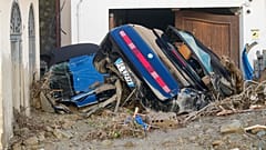 Coches cubiertos de barro en Casamicciola, en la isla italiana de Ischia, el domingo 27 de noviembre de 2022. 