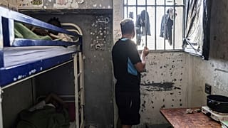 Des détenus dans une cellule de la prison du centre Pénitentiaire de Bordeaux-Gradignan, France, le 3 octobre 2022