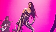 Arnavut asıllı İngiliz şarkıcı Dua Lipa