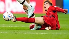 A német Leon Gorentzka és a spanyol Gavi a labdarúgó-világbajnokság E csoportjának mérkőzésén.