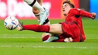 A német Leon Gorentzka és a spanyol Gavi a labdarúgó-világbajnokság E csoportjának mérkőzésén.