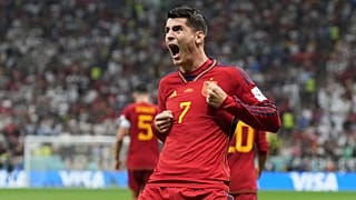 موراتا محتفلاً بهدفه في شباك نوير 