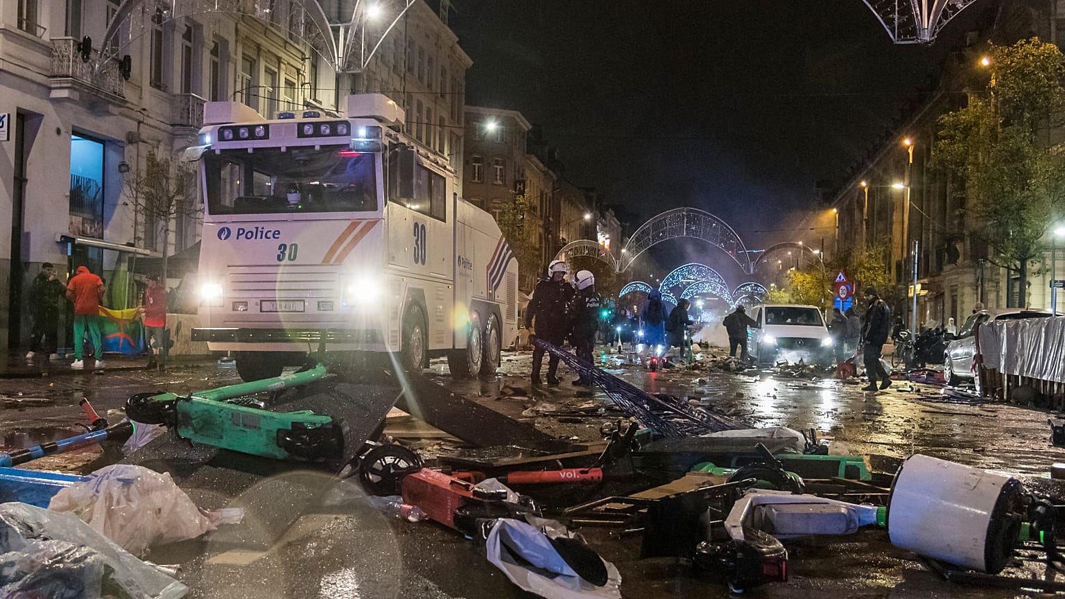 Agentes de la policía antidisturbios en un bulevar principal de Bruselas, el domingo 27 de noviembre de 2022