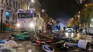 Agentes de la policía antidisturbios en un bulevar principal de Bruselas, el domingo 27 de noviembre de 2022