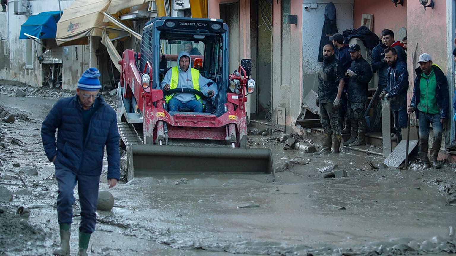İtalya'da heyelandan sonra temizlik çalışmaları başladı 
