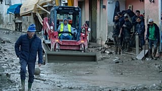 İtalya'da heyelandan sonra temizlik çalışmaları başladı 