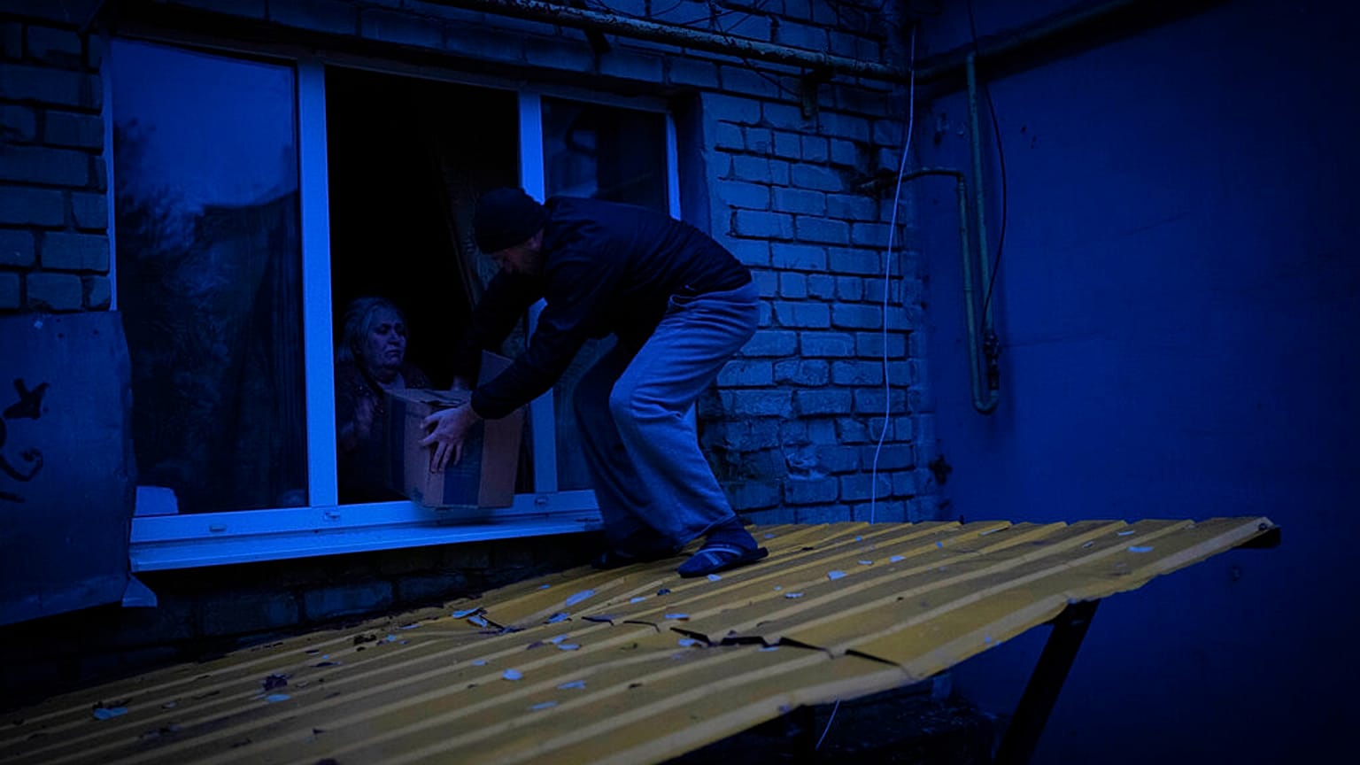 Un résident âgé de Kherson reçoit de l'aide d'une organisation locale, dimanche 27 novembre 2022.