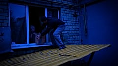 Un résident âgé de Kherson reçoit de l'aide d'une organisation locale, dimanche 27 novembre 2022.